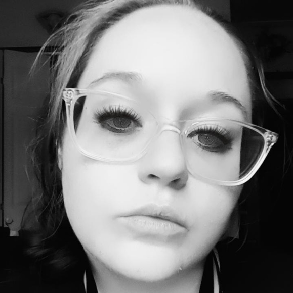 Meet your Posher's, Pat & Elle - Picture 4 of 7